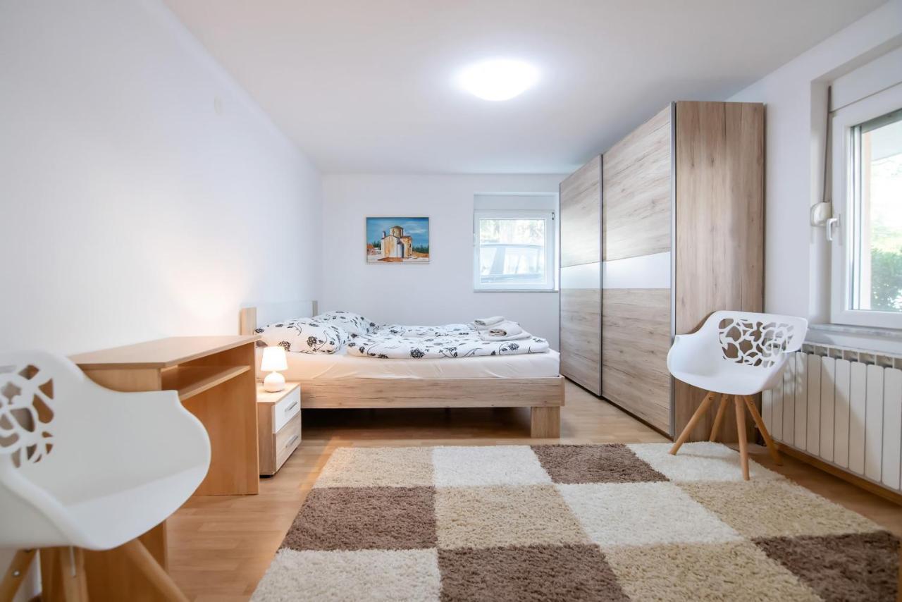 Beach Boy & Pool Girl Apartments Vir Room photo